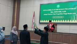 Ketua Pengadilan Tinggi Banda Aceh Nursyam SH MH melantik Drs Efendi SH sebagai Panitera Pengadilan Tinggi Banda Aceh, Senin (21/7). (Foto: Ist)