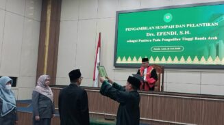 Ketua Pengadilan Tinggi Banda Aceh Nursyam SH MH melantik Drs Efendi SH sebagai Panitera Pengadilan Tinggi Banda Aceh, Senin (21/7). (Foto: Ist)