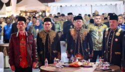 Wagub Aceh Fadhlullah bersama Utusan Khusus Presiden Bidang Ketahanan Pangan, Muhammad Mardiono, menghadiri puncak perayaan HUT ke-23 Kabupaten Nagan Raya, Ahad malam (20/7). (Foto: Ist)