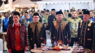 Wagub Aceh Fadhlullah bersama Utusan Khusus Presiden Bidang Ketahanan Pangan, Muhammad Mardiono, menghadiri puncak perayaan HUT ke-23 Kabupaten Nagan Raya, Ahad malam (20/7). (Foto: Ist)