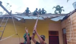 Prajurit TNI Yonif TP-857/Gana Gajahsora bersama warga Desa Mane, Kecamatan Mane, Pidie, pada Sabtu, 20 Juli 2025, memperbaiki kerusakan rumah warga akibat terjangan angin kencang. (Foto: Ist)