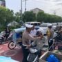 Satlantas Polresta Banda Aceh membagikan puluhan helm secara gratis kepada pengendara sepeda motor, Senin (21/7). (Foto: Ist)