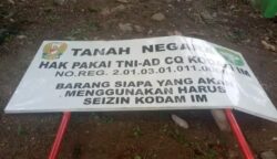 Sebuah plang berukuran besar bertuliskan “Tanah Negara Hak Pakai TNI-AD CQ Kodam IM” yang terpasang di kawasan Blang Padang, Banda Aceh, ditemukan roboh pada Senin (21/7). (Foto: Ist)