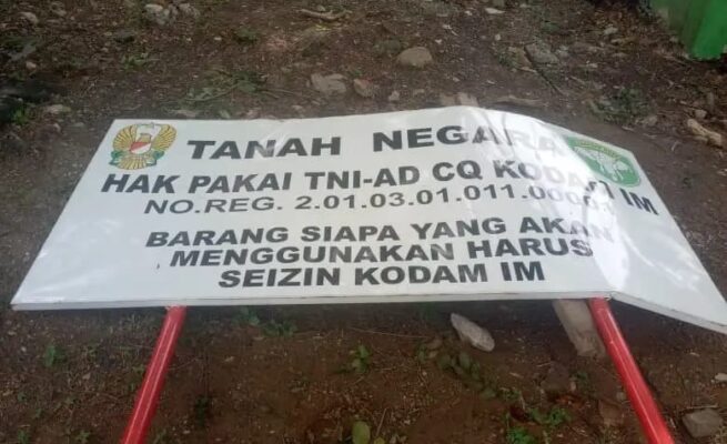 Sebuah plang berukuran besar bertuliskan “Tanah Negara Hak Pakai TNI-AD CQ Kodam IM” yang terpasang di kawasan Blang Padang, Banda Aceh, ditemukan roboh pada Senin (21/7). (Foto: Ist)