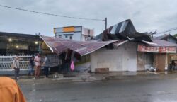 Angin kencang yang melanda wilayah Banda Aceh dalam dua hari terakhir menyebabkan sejumlah kerusakan, termasuk pohon tumbang dan atap rumah warga yang terangkat. (Foto: Dok. BPBD Banda Aceh)