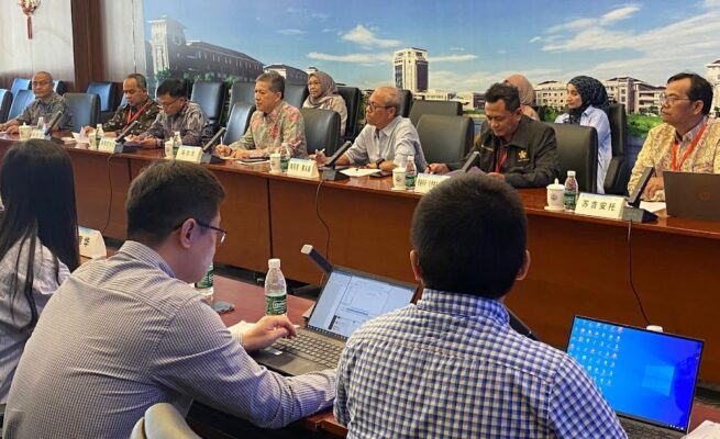 Delegasi USK saat menggelar pertemuan dengan para alumni USK yang kini menempuh studi program magister di GDOU, Tiongkok. (Foto: Humas USK)