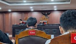 Mahkamah Konstitusi (MK) menolak permohonan uji materi mengenai syarat calon Presiden dan Calon Wakil Presiden minimal harus berpendidikan minimal sarjana strata satu (S1)