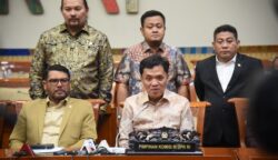 Ketua Komisi III DPR RI Habiburokhman saat konferensi pers terkait KUHAP yang digelar di Ruang Komisi Gedung Nusantara II, Senayan, Senin (14/7/2025)
