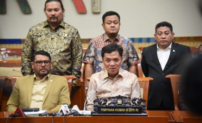 Ketua Komisi III DPR RI Habiburokhman saat konferensi pers terkait KUHAP yang digelar di Ruang Komisi Gedung Nusantara II, Senayan, Senin (14/7/2025)