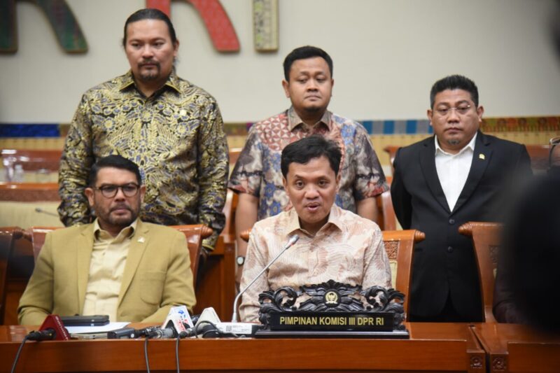 Ketua Komisi III DPR RI Habiburokhman saat konferensi pers terkait KUHAP yang digelar di Ruang Komisi Gedung Nusantara II, Senayan, Senin (14/7/2025)