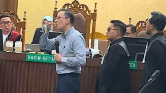 Aksi Tom Lembong makan gula putih di persidangan kasus korupsi impor gula