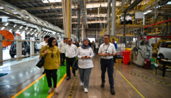 Wakil Ketua Komisi VII DPR RI Chusnunia Chalim bersama tim saat mengunjungi PT. SGMW Motor Indonesia, di Cikarang, Bekasi, Jawa Barat, Jumat (04/07/2025). Foto: Nadya/vel