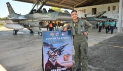 Mayor Pnb Eri Nasrul M, Atau disapa dengan callsign 'Grayfox' adalah salah satu penerbang pesawat tempur F-16 di Lanud SIM, Blang Bintang, Aceh Besar, Senin (30/6). (Foto: Dok. Penerangan Lanud SIM)