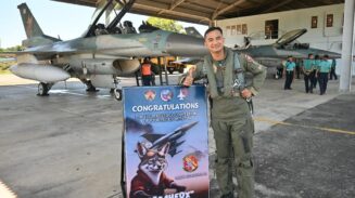Mayor Pnb Eri Nasrul M, Atau disapa dengan callsign 'Grayfox' adalah salah satu penerbang pesawat tempur F-16 di Lanud SIM, Blang Bintang, Aceh Besar, Senin (30/6). (Foto: Dok. Penerangan Lanud SIM)