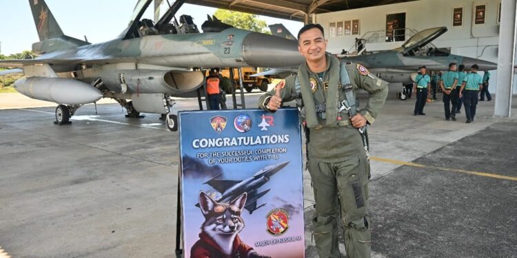 Mayor Pnb Eri Nasrul M, Atau disapa dengan callsign 'Grayfox' adalah salah satu penerbang pesawat tempur F-16 di Lanud SIM, Blang Bintang, Aceh Besar, Senin (30/6). (Foto: Dok. Penerangan Lanud SIM)