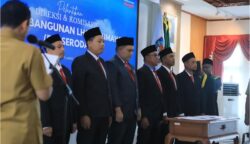 Wali Kota Lhokseumawe Sayuti Abubakar, melantik Direksi dan Dewan Komisaris PT Pembangunan Lhokseumawe (PTPL) di aula Kantor Wali Kota, Senin (30/6). (Foto: Ist)