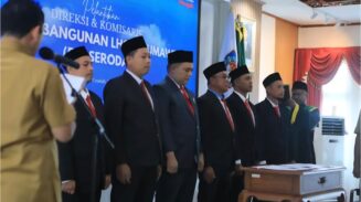 Wali Kota Lhokseumawe Sayuti Abubakar, melantik Direksi dan Dewan Komisaris PT Pembangunan Lhokseumawe (PTPL) di aula Kantor Wali Kota, Senin (30/6). (Foto: Ist)