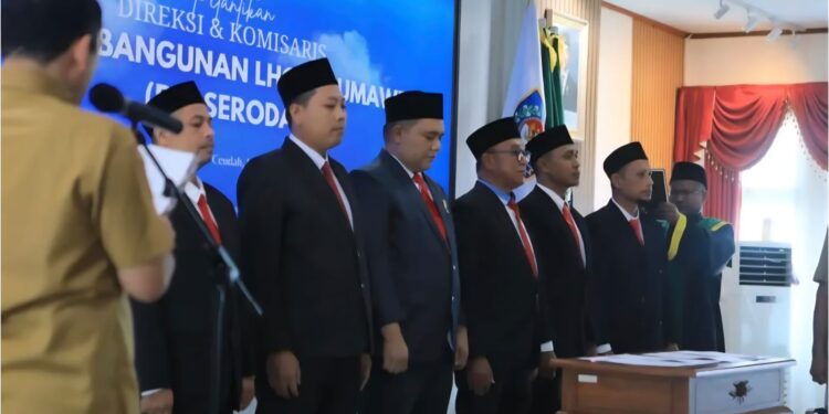 Wali Kota Lhokseumawe Sayuti Abubakar, melantik Direksi dan Dewan Komisaris PT Pembangunan Lhokseumawe (PTPL) di aula Kantor Wali Kota, Senin (30/6). (Foto: Ist)