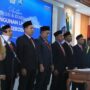 Wali Kota Lhokseumawe Sayuti Abubakar, melantik Direksi dan Dewan Komisaris PT Pembangunan Lhokseumawe (PTPL) di aula Kantor Wali Kota, Senin (30/6). (Foto: Ist)