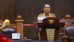 Dirjen Otonomi Daerah Kemendagri Akmal Malik mewakili Pemerintah menyampaikan keterangannya dalam sidang pengujian Pasal 115 ayat (3) UUPA pada Senin (30/6/2025) di Ruang Sidang MK. (Foto: Ist)