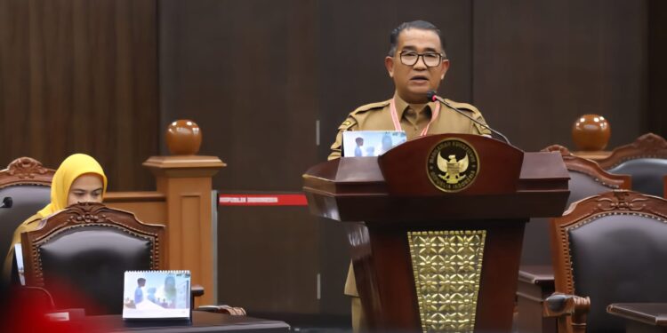 Dirjen Otonomi Daerah Kemendagri Akmal Malik mewakili Pemerintah menyampaikan keterangannya dalam sidang pengujian Pasal 115 ayat (3) UUPA pada Senin (30/6/2025) di Ruang Sidang MK. (Foto: Ist)