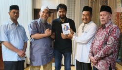 Gubernur Aceh Muzakir Manaf atau Mualem saat menerima ulama dan pendakwah internasional, Ustadz Ansufri Idrus Sambo, yang dikenal sebagai guru ngaji Presiden Prabowo, Senin malam (30/6). (Foto: Ist)