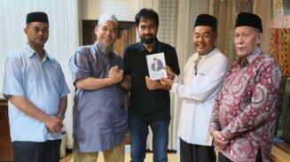 Gubernur Aceh Muzakir Manaf atau Mualem saat menerima ulama dan pendakwah internasional, Ustadz Ansufri Idrus Sambo, yang dikenal sebagai guru ngaji Presiden Prabowo, Senin malam (30/6). (Foto: Ist)