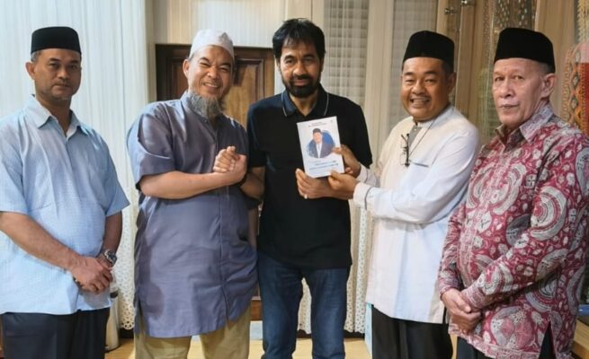 Gubernur Aceh Muzakir Manaf atau Mualem saat menerima ulama dan pendakwah internasional, Ustadz Ansufri Idrus Sambo, yang dikenal sebagai guru ngaji Presiden Prabowo, Senin malam (30/6). (Foto: Ist)
