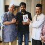 Gubernur Aceh Muzakir Manaf atau Mualem saat menerima ulama dan pendakwah internasional, Ustadz Ansufri Idrus Sambo, yang dikenal sebagai guru ngaji Presiden Prabowo, Senin malam (30/6). (Foto: Ist)