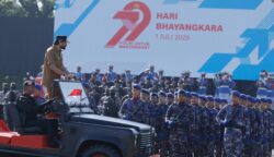 Gubernur Aceh Muzakir Manaf atau Mualem menjadi inspektur upacara Hari Bhayangkara ke-79 di Lapangan Blang Padang Banda Aceh, Selasa, 1 Juli 2025. (Foto: For Infoaceh.net)