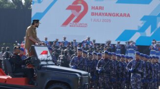 Gubernur Aceh Muzakir Manaf atau Mualem menjadi inspektur upacara Hari Bhayangkara ke-79 di Lapangan Blang Padang Banda Aceh, Selasa, 1 Juli 2025. (Foto: For Infoaceh.net)