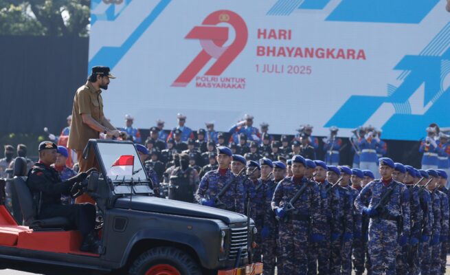 Gubernur Aceh Muzakir Manaf atau Mualem menjadi inspektur upacara Hari Bhayangkara ke-79 di Lapangan Blang Padang Banda Aceh, Selasa, 1 Juli 2025. (Foto: For Infoaceh.net)
