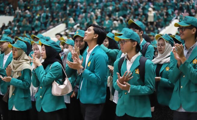 Para mahasiswa mengikuti acara pelepasan KKN Reguler XXVII dan KKN Tematik Literasi USK di Gedung AAC Dayan Dawood Darussalam, Banda Aceh, Selasa (1/7/2025). (Foto: Ist)