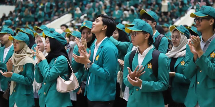 Para mahasiswa mengikuti acara pelepasan KKN Reguler XXVII dan KKN Tematik Literasi USK di Gedung AAC Dayan Dawood Darussalam, Banda Aceh, Selasa (1/7/2025). (Foto: Ist)
