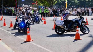 Atraksi yang ditampilkan dalam rangka Hari Bhayangkara ke-79 di Lapangan Blang Padang Banda Aceh, Selasa (1/7). (Foto: Ist)