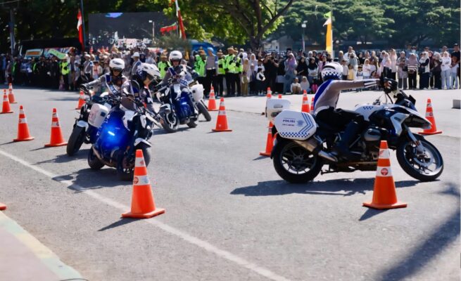 Atraksi yang ditampilkan dalam rangka Hari Bhayangkara ke-79 di Lapangan Blang Padang Banda Aceh, Selasa (1/7). (Foto: Ist)