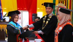 Direktur Poliven Dr Reza Salima SP MP menyerahkan ijazah pada prosesi Wisuda Mahasiswa Poliven di Gedung Serbaguna kampus tersebut, Selasa (1/7). (Foto: Ist)