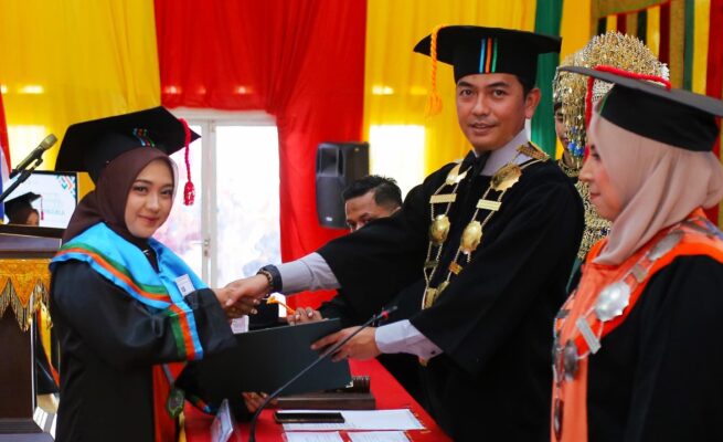 Direktur Poliven Dr Reza Salima SP MP menyerahkan ijazah pada prosesi Wisuda Mahasiswa Poliven di Gedung Serbaguna kampus tersebut, Selasa (1/7). (Foto: Ist)