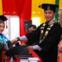 Direktur Poliven Dr Reza Salima SP MP menyerahkan ijazah pada prosesi Wisuda Mahasiswa Poliven di Gedung Serbaguna kampus tersebut, Selasa (1/7). (Foto: Ist)