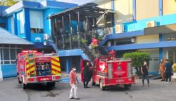 Petugas Damkar memadamkan kebakaran di ruang tunggu studio Kantor Diskominsa Aceh pada Selasa sore 1 Juli 2025, pukul 17.15 WIB. (Foto: Ist)
