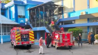 Petugas Damkar memadamkan kebakaran di ruang tunggu studio Kantor Diskominsa Aceh pada Selasa sore 1 Juli 2025, pukul 17.15 WIB. (Foto: Ist)