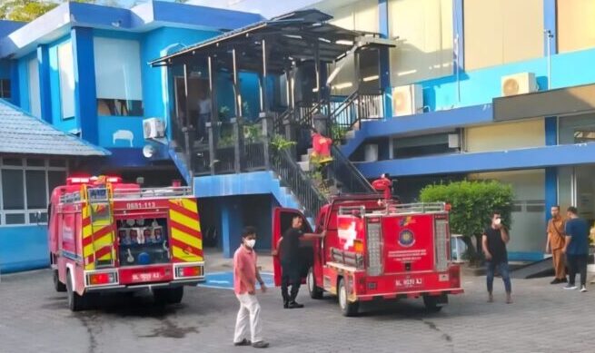Petugas Damkar memadamkan kebakaran di ruang tunggu studio Kantor Diskominsa Aceh pada Selasa sore 1 Juli 2025, pukul 17.15 WIB. (Foto: Ist)