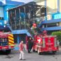 Petugas Damkar memadamkan kebakaran di ruang tunggu studio Kantor Diskominsa Aceh pada Selasa sore 1 Juli 2025, pukul 17.15 WIB. (Foto: Ist)