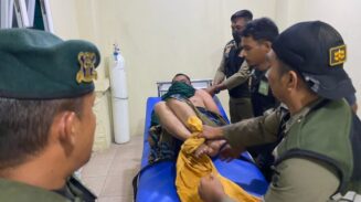 Tim Kalong Satpol PP-WH Banda Aceh berhasil membawa paksa dua ODGJ ke (RSJ) Aceh, Selasa dini hari (1/7). (Foto: Ist)