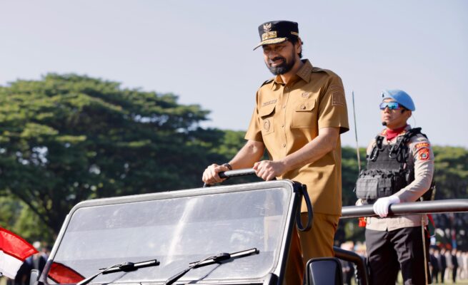 Gubernur Aceh Muzakir Manaf alias Mualem saat memimpin upacara peringatan HUT Bhayangkara ke-97 di Lapangan Blang Padang, Banda Aceh, Selasa (1/7/2025). (Foto: Ist)