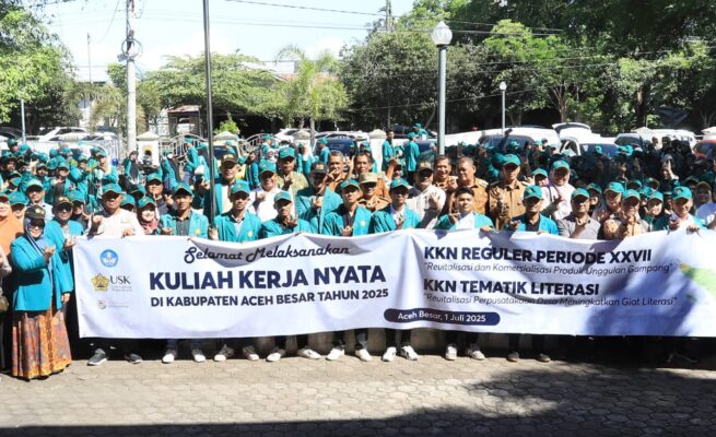 Mahasiswa KKN Reguler XXVII dan KKN Tematik Literasi USK mengikuti acara serah terima di pelataran Kantor Dekranasda Aceh Besar, (1/7). (Foto: Ist)
