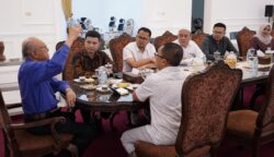 Wali Nanggroe Aceh Malik Mahmud Al Haytar menerima kunjungan jajaran PT PEMA pada Rabu, 2 Juli 2025, di Meuligoe Wali Nanggroe. (Foto: For Infoaceh.net)