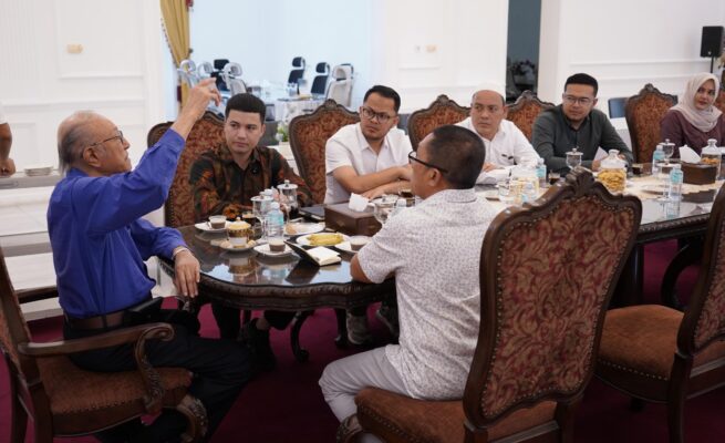 Wali Nanggroe Aceh Malik Mahmud Al Haytar menerima kunjungan jajaran PT PEMA pada Rabu, 2 Juli 2025, di Meuligoe Wali Nanggroe. (Foto: For Infoaceh.net)