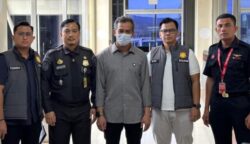 Imigrasi Banda Aceh mendeportasi seorang WNA asal Malaysia berinisial MK pada Rabu (2/7) melalui Bandara Internasional Sultan Iskandar Muda (SIM) Blang Bintang, Aceh Besar. (Foto: Dok. Imigrasi Banda Aceh)