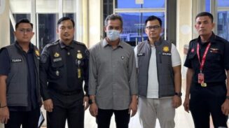 Imigrasi Banda Aceh mendeportasi seorang WNA asal Malaysia berinisial MK pada Rabu (2/7) melalui Bandara Internasional Sultan Iskandar Muda (SIM) Blang Bintang, Aceh Besar. (Foto: Dok. Imigrasi Banda Aceh)
